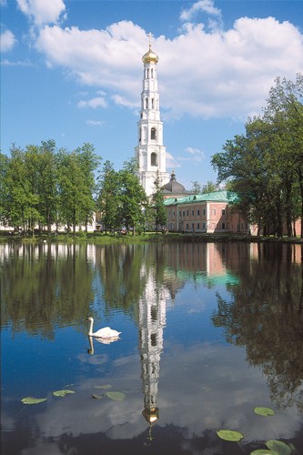 Николо-Угрешский монастырь. Вид на колокольню и Успенский храм. 2004